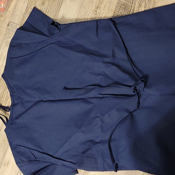 🥳 2 Scrub Tops - Picture 4 of 4